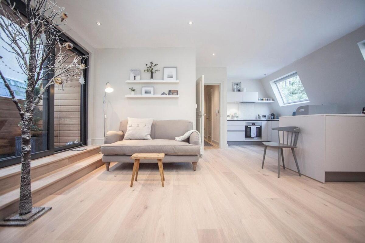 Stylish Wood Street Apartment Bath Exterior photo